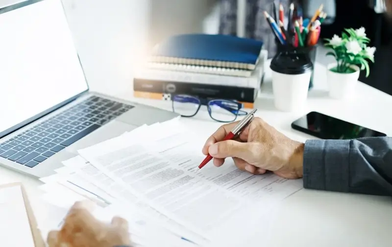 Czym się różni optyk od okulisty